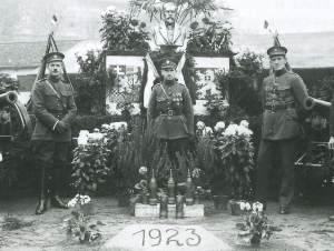 Důstojníci dělostřeleckého pluku 51 v Brandýse nad Labem, Alois Liška uprostřed, 1923, archiv rodiny Steinerových