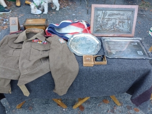 Několik artefaktů z pozůstalosti generála Lišky - britský battledress, kompas, některá vyznamenání a vlajka, která v roce 1945 vlála na katedrále v Dunkerque.